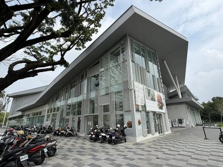 高雄市岡山運動中心外觀
