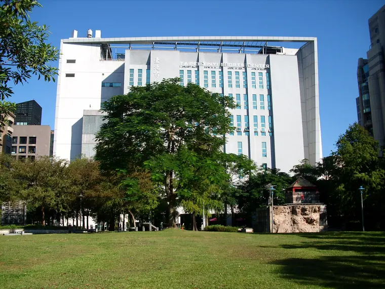 臺北市信義運動中心外觀,前方是三張里公園